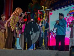 Hadiri Karnaval Tenun Night Show “Srimananti”, Bunda Sinta: Generasi Muda Pringgasela Menenun Masa Depan Warisan Budaya