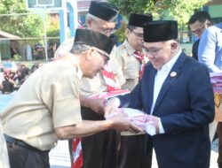 Semarakkan HUT Ke-81 RI, Simbolis Bupati Lombok Utara Serahkan Bendera Merah Putih 