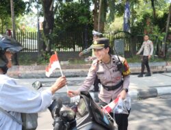 Jelang HUT RI ke-81, Polresta Mataram Bagikan Bendera Merah Putih kepada Pengendara