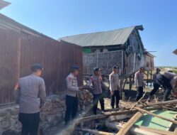 Gempa Flores Berdampak ke Bima, Tim SAR Brimob Polda NTB Bantu Bersihkan Rumah Warga