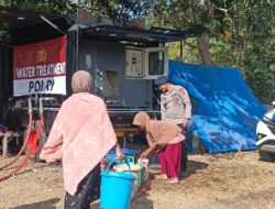Brimob Polda NTB Salurkan 1.000 Liter Air Bersih untuk Warga Terdampak Gempa di Ende