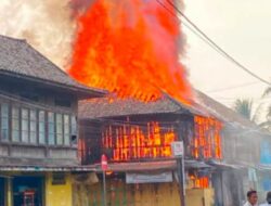 Rumah Dua Lantai di Kayuagung Dilalap Jago Merah, Empat Mobil Damkar Berjibaku Padamkan Api