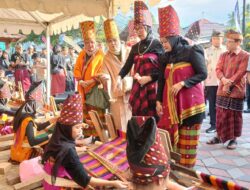 Mulud Adat Bayan Simbol Harmoni Agama dan Budaya, Tenun KLU Diminta Terus Dilestarikan