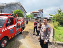 Gerak Cepat Polsek Ampenan Tangani Kebakaran Lahan di Bagek Kembar