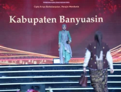 Kain Jumputan Pedade Tampil Memukau dalam Parade Pakaian Daerah pada Kriya Nusa 2026