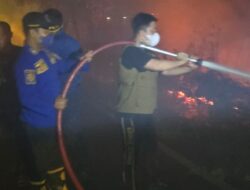 1 Hektare Lahan Terdampak, Sekda Muba Turun Langsung Padamkan Karhutbunlah di Lais