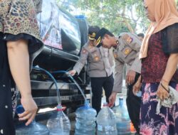 Kemarau Panjang Bikin Warga Kesulitan Air, Polresta Mataram Salurkan 10 Ribu Liter ke Dusun Medas