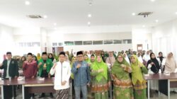 Peduli Stunting PC Muslimat NU KLU Bagikan Telur, Sri Budi Utami: Bentuk Pengabdian Organisasi kepada Masyarakat