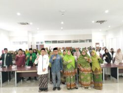 Peduli Stunting PC Muslimat NU KLU Bagikan Telur, Sri Budi Utami: Bentuk Pengabdian Organisasi kepada Masyarakat