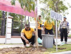 Kapolda Irjen Kalingga Dukung Green Policing Lewat Penanaman Pohon di Kejati NTB